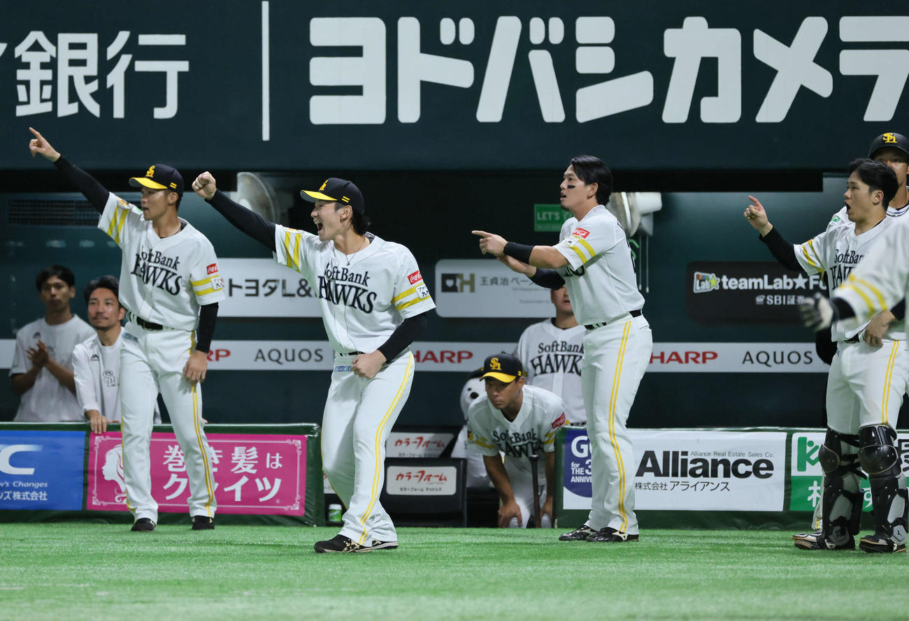 ソフトバンク対日本ハム　5回裏ソフトバンク2死満塁、川瀬の勝ち越しの右適時打を喜ぶナイン（撮影・加藤孝規）