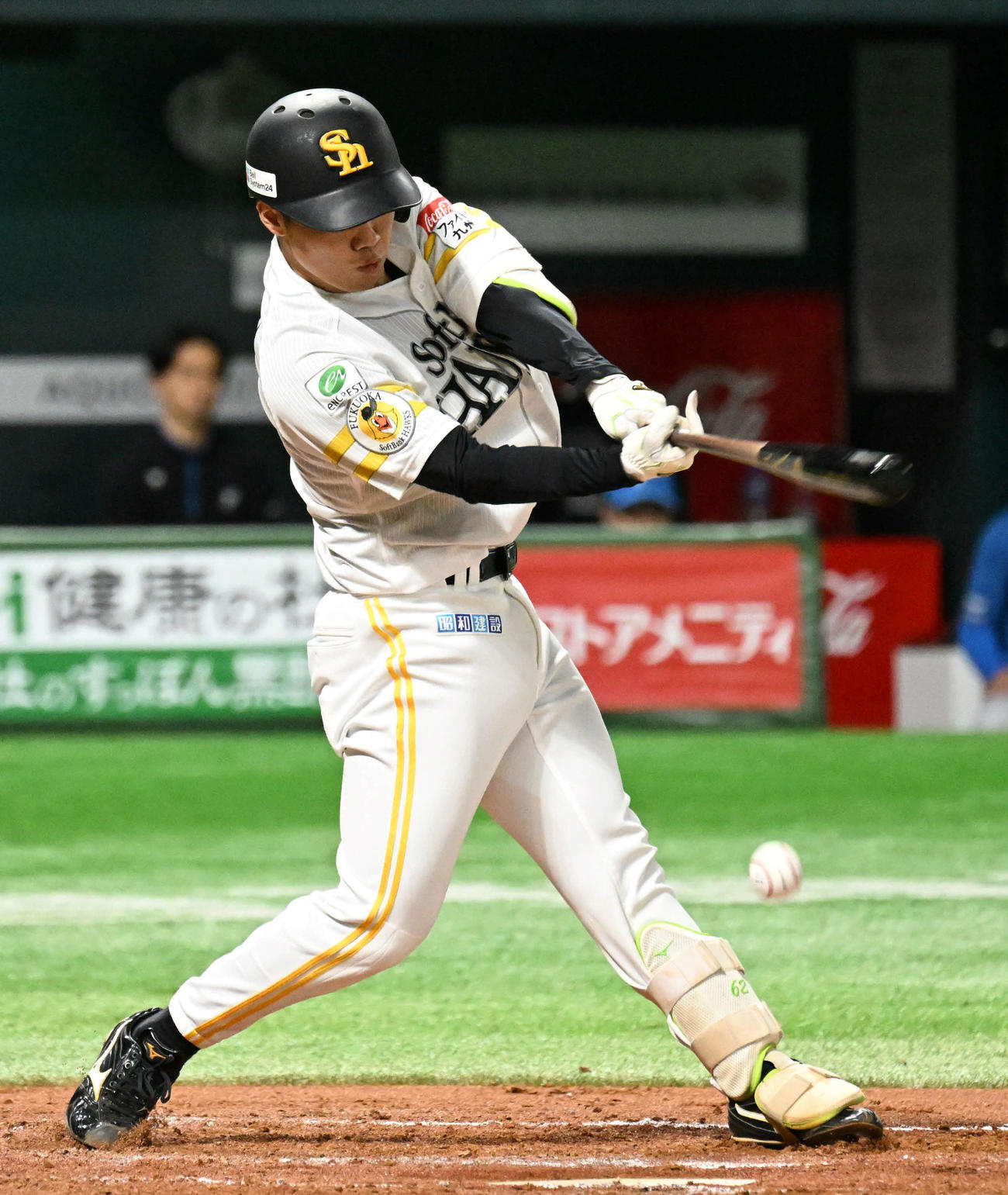 ソフトバンク対日本ハム　3回裏ソフトバンク1死、海野は内野安打を放つ（撮影・林敢治）