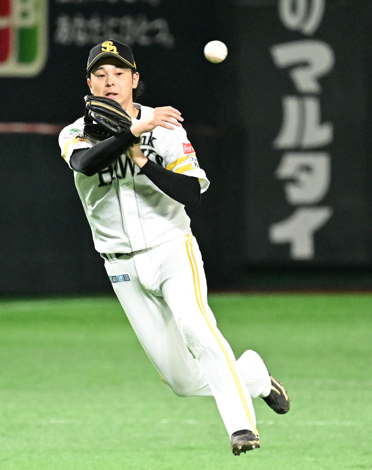 ソフトバンク対日本ハム　3回表日本ハム無死、打者進藤の遊ゴロを処理する川瀬（撮影・林敢治）