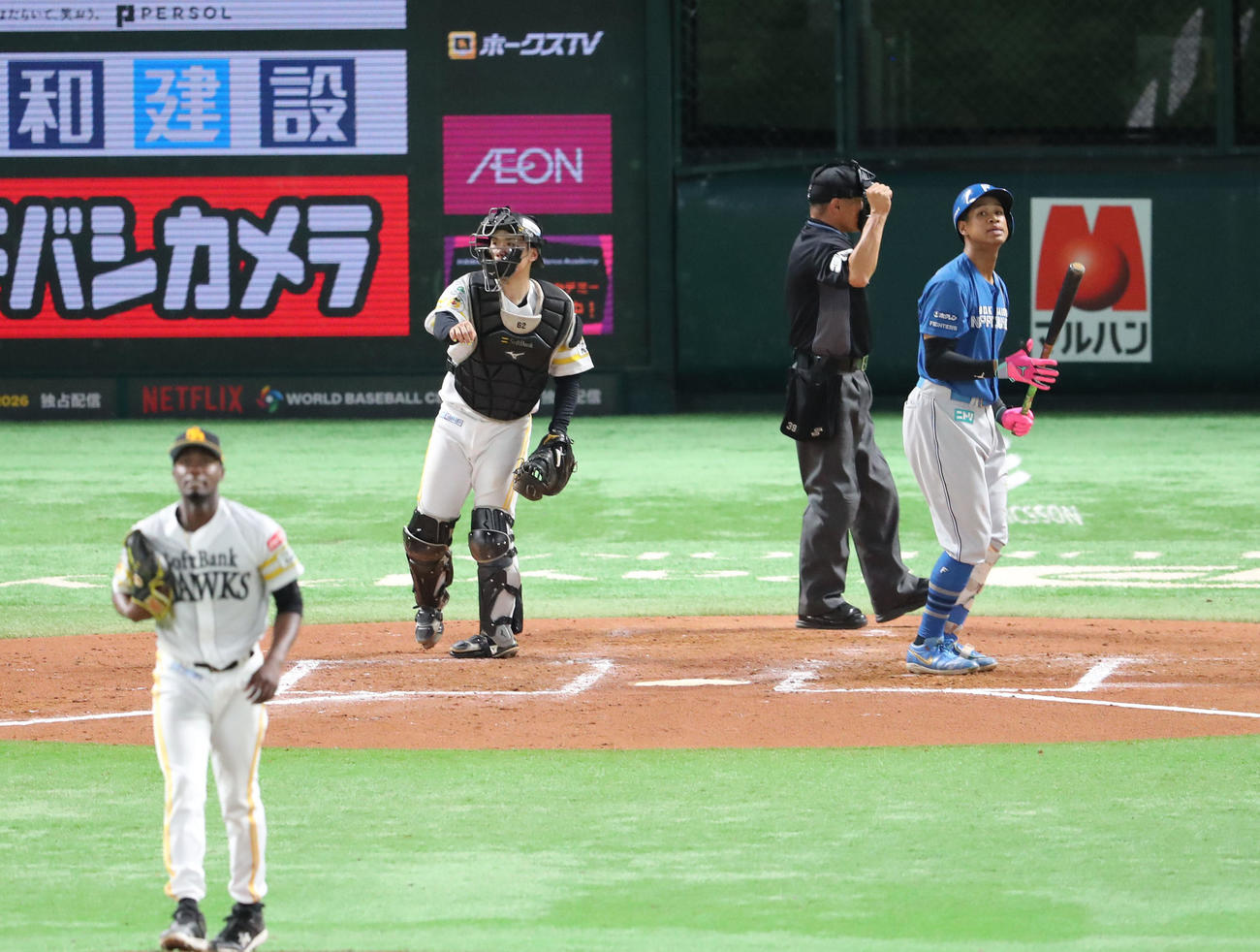 ソフトバンク対日本ハム　7回表日本ハム1死、万波は空振りの三振に終わる（撮影・梅根麻紀）