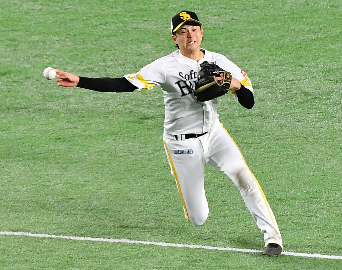 ソフトバンク対日本ハム　6回表日本ハム2死、郡司の遊ゴロを好捕し素早く一塁に送球する川瀬（撮影・岩下翔太）