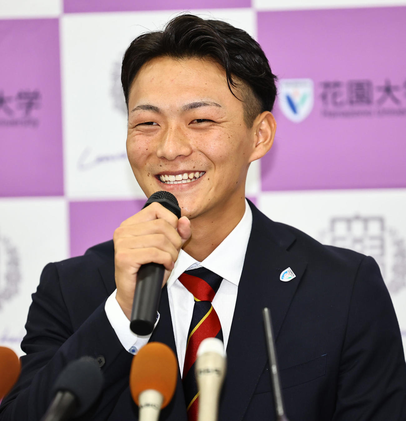 楽天からドラフト1位指名を受けた花園大・藤原は会見で笑顔を見せる（撮影・上田博志）
