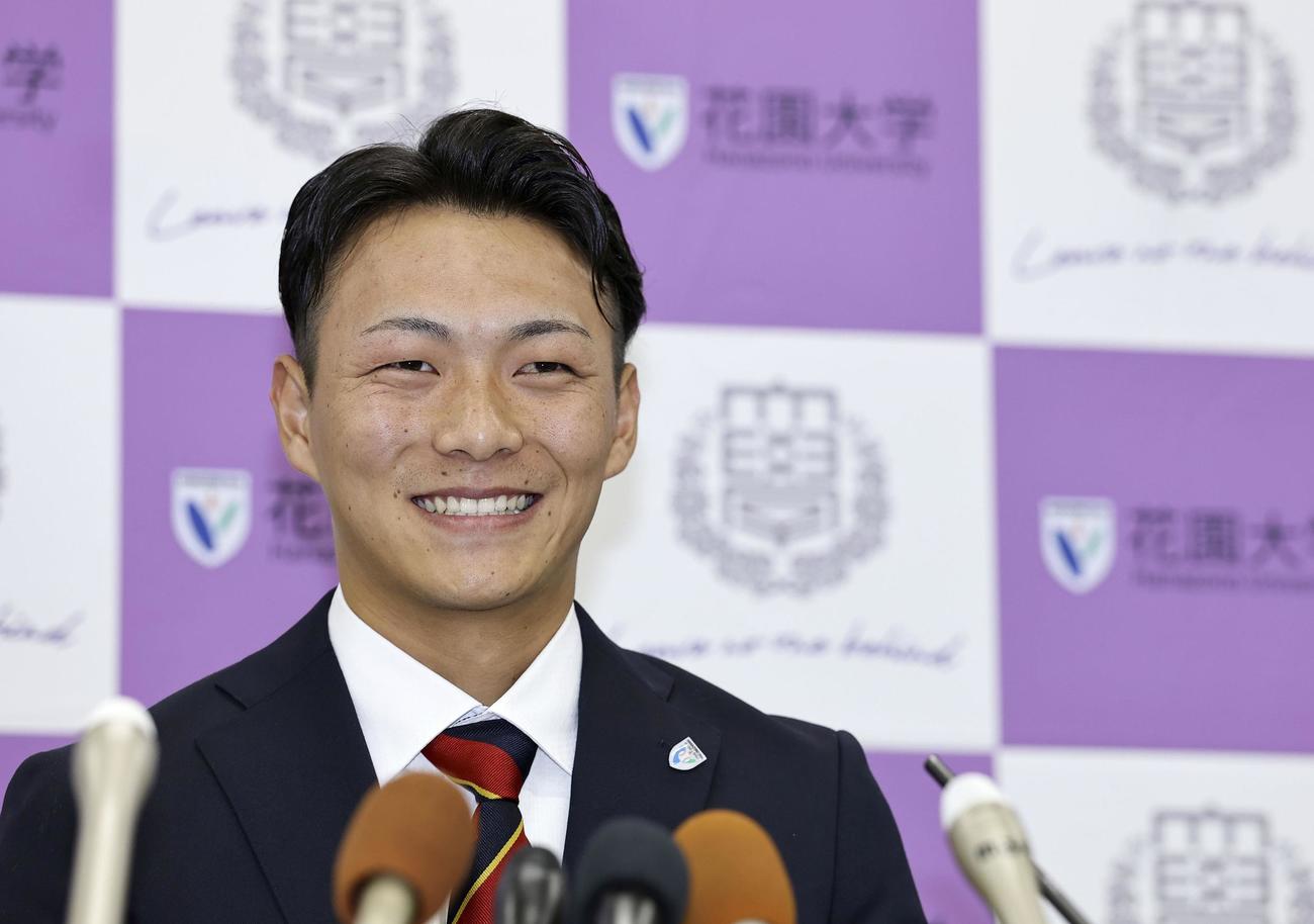 楽天から1位指名を受け、記者会見する花園大の藤原聡大（共同）