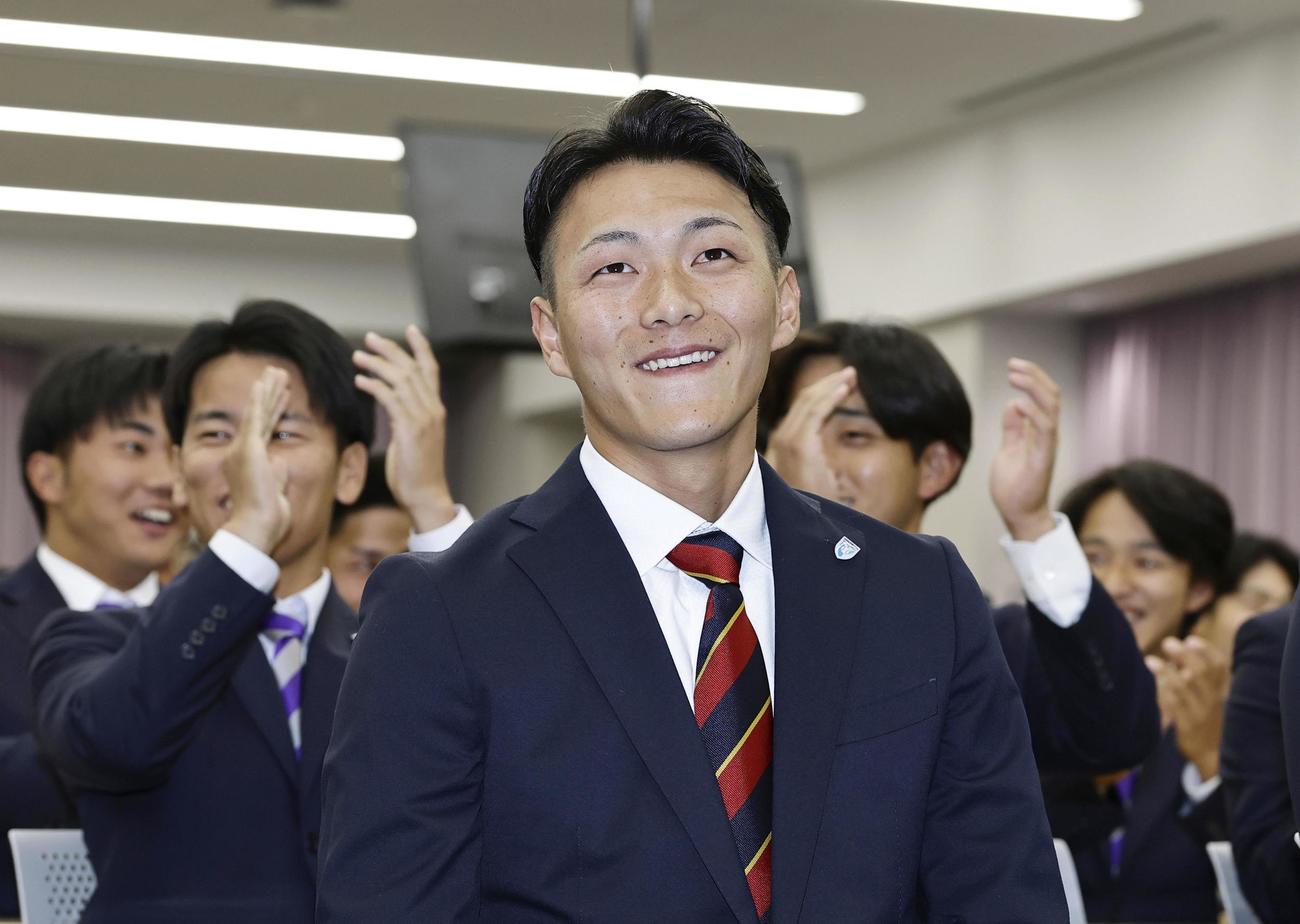 楽天から1位指名を受け、笑顔を見せる花園大の藤原聡大（共同）