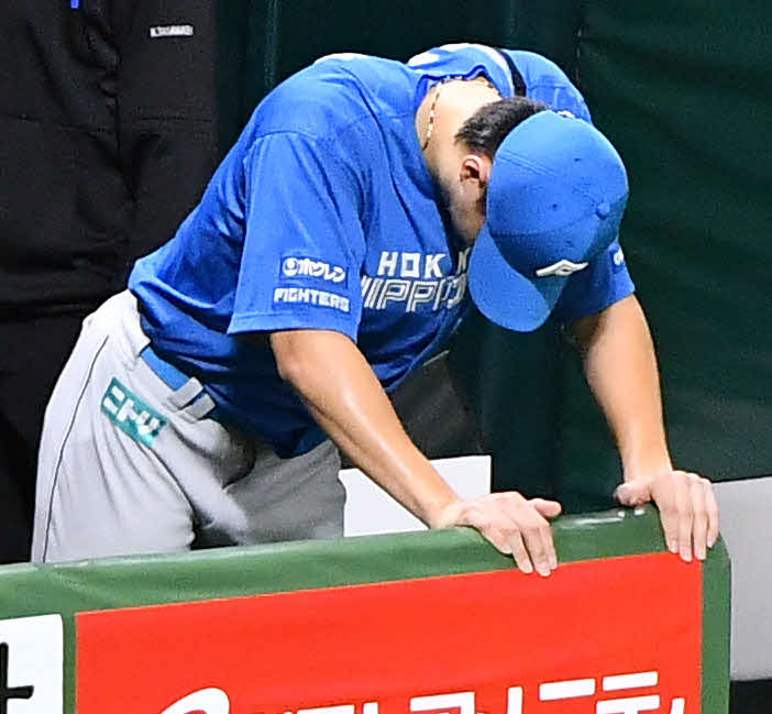 ソフトバンク対日本ハム　6回裏ソフトバンク2死一、二塁、降板した達はベンチで肩を落とす（撮影・岩下翔太）