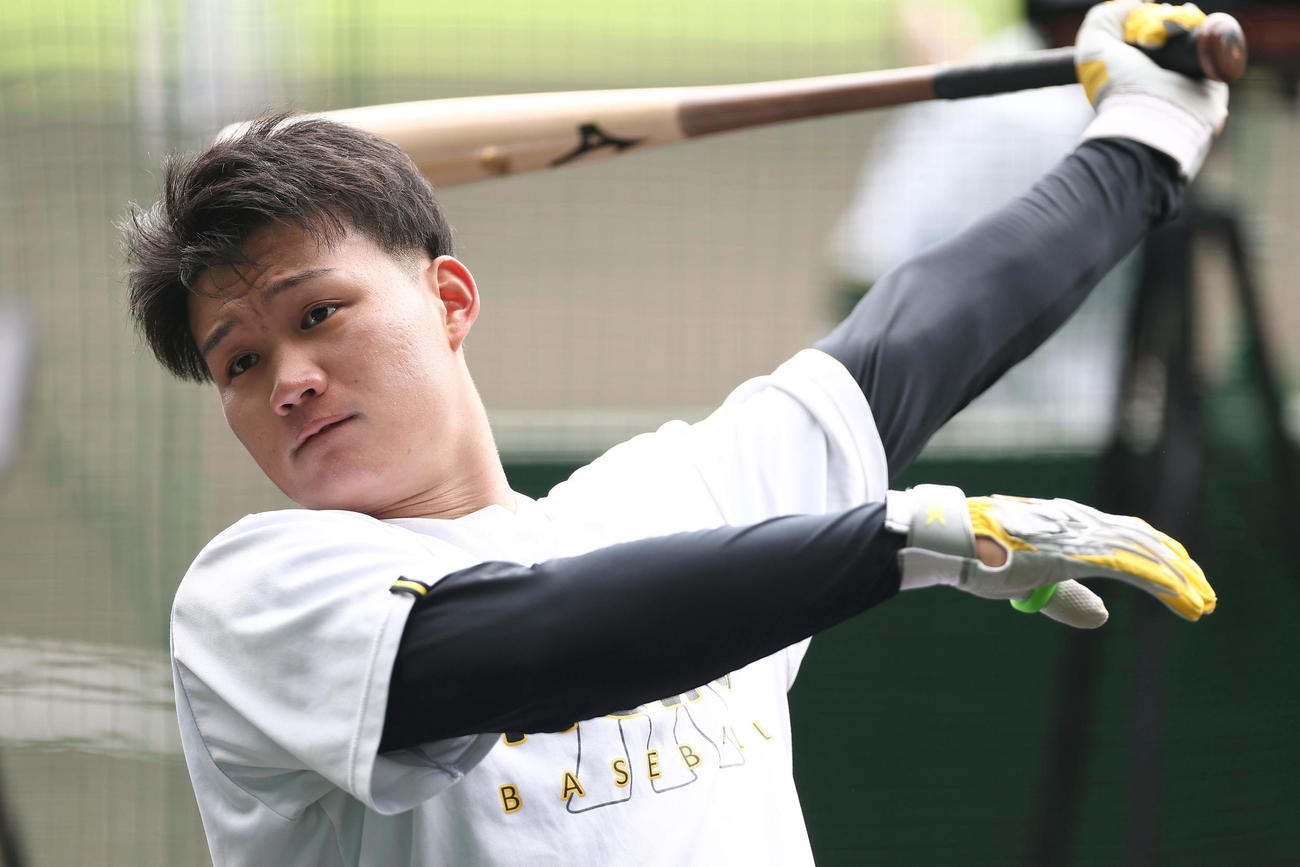 ティー打撃を行う阪神森下（撮影・前田充）