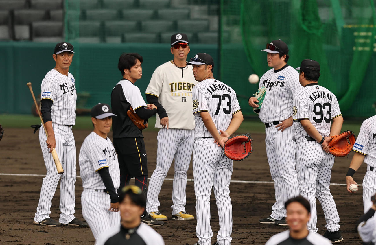 田中コーチ（左）は藤川監督（中央）の話を聞く（撮影・上田博志）