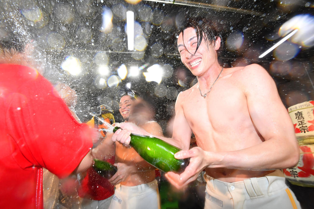 シャンパンファイトを楽しむソフトバンク周東。左は今宮（撮影・岩下翔太）