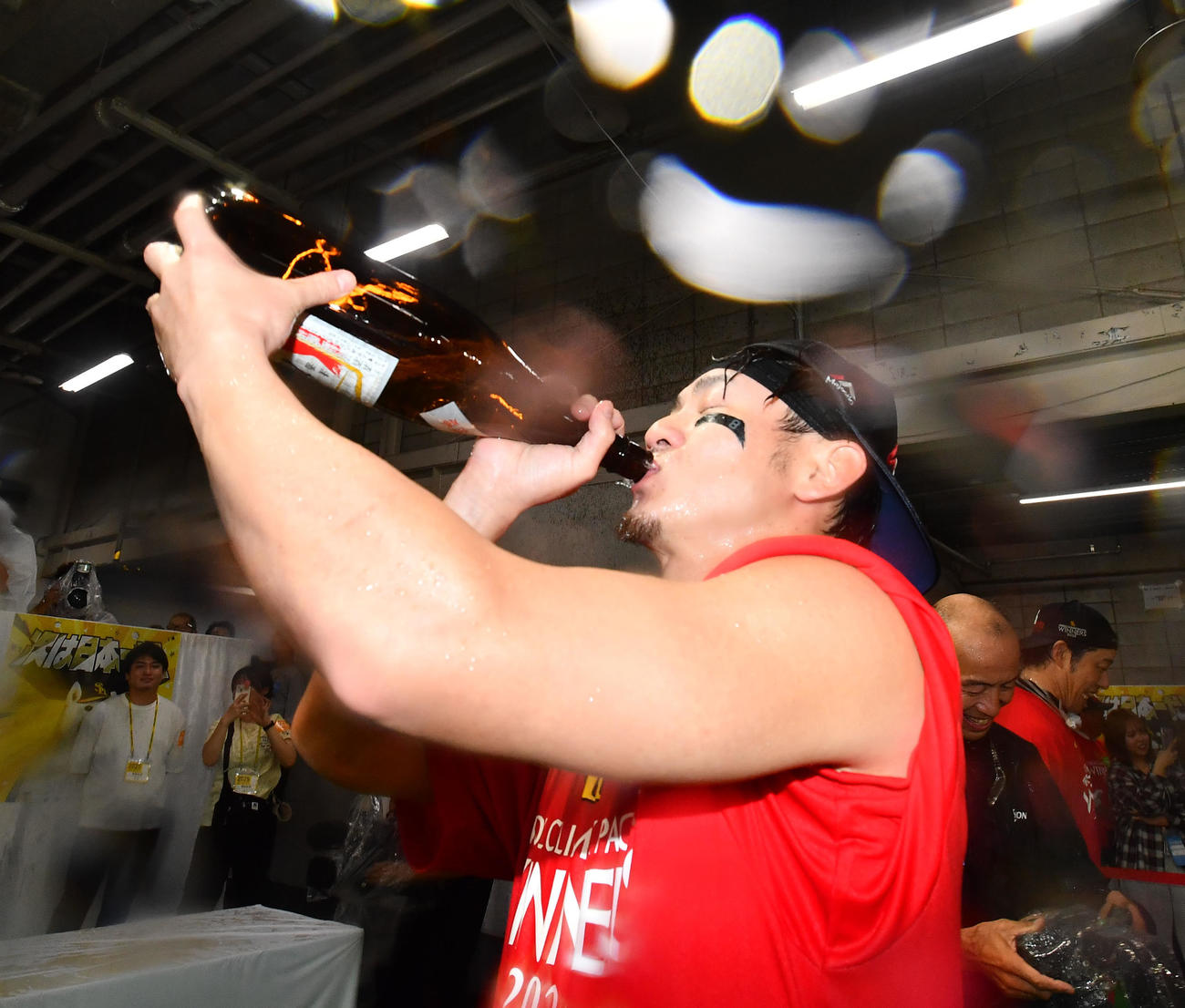 シャンパンをラッパ飲みする牧原大（撮影・岩下翔太）