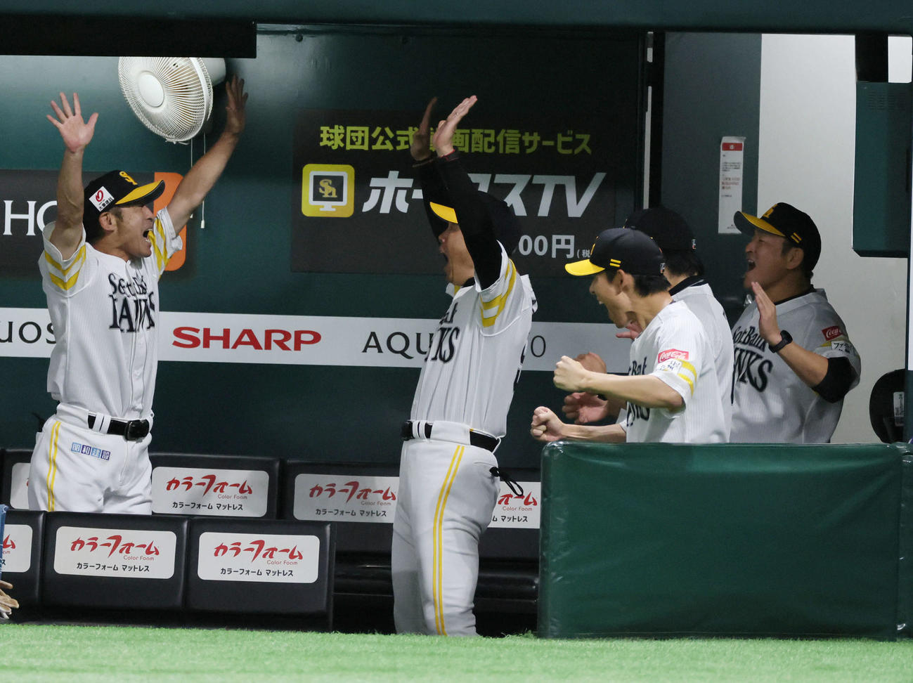 ソフトバンク対日本ハム　勝利を喜ぶ惟小久保監督（中央）（撮影・加藤孝規）