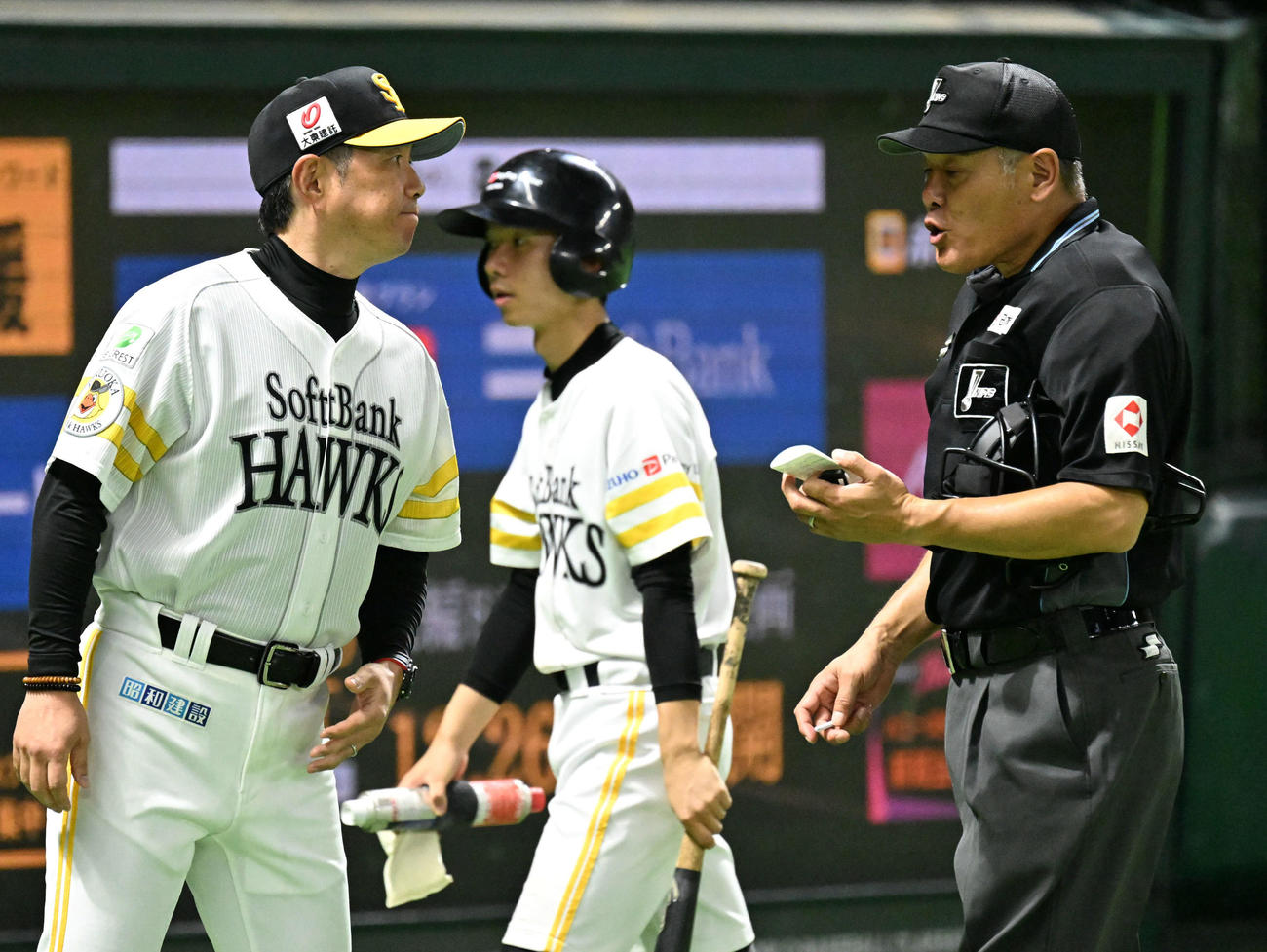 ソフトバンク対日本ハム　7回裏終了後、選手交代を告げる小久保監督（左）（撮影・林敢治）