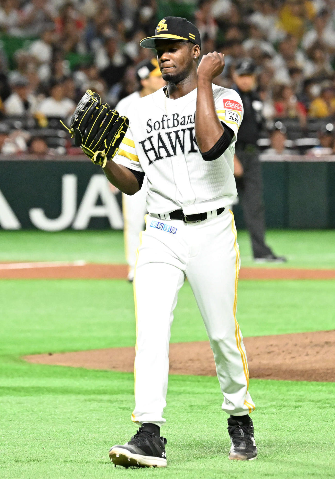 ソフトバンク対日本ハム　2回を無失点で抑えベンチに引きあげるモイネロ（撮影・林敢治）