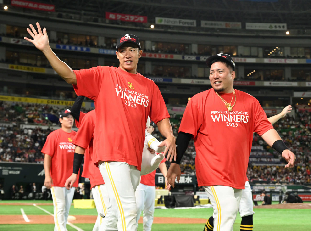 ソフトバンク対日本ハム　場内を一周する柳田（左）と山川（撮影・林敢治）