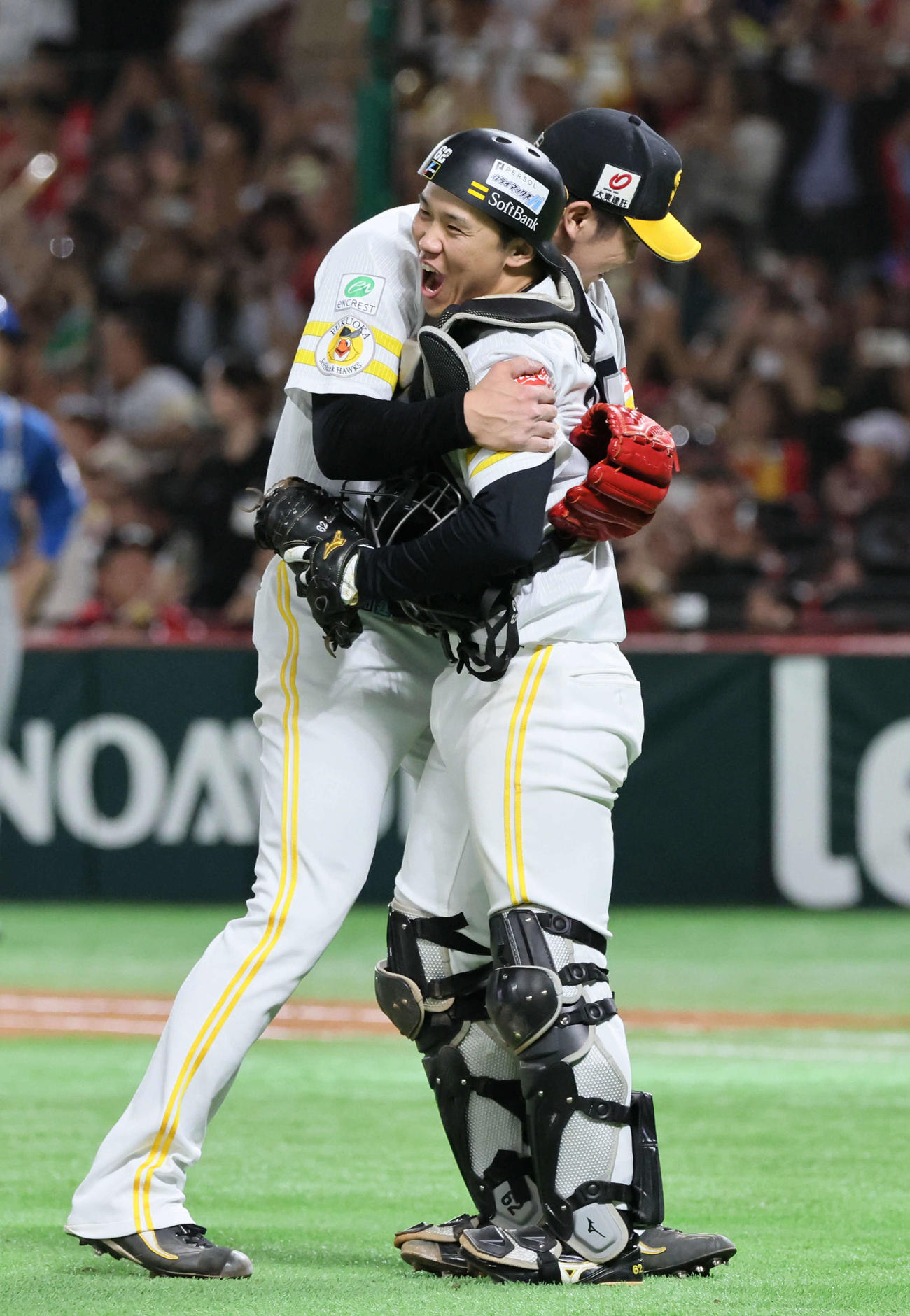 ソフトバンク対日本ハム　最後を締めた杉山（左）と抱擁する捕手海野（撮影・加藤孝規）