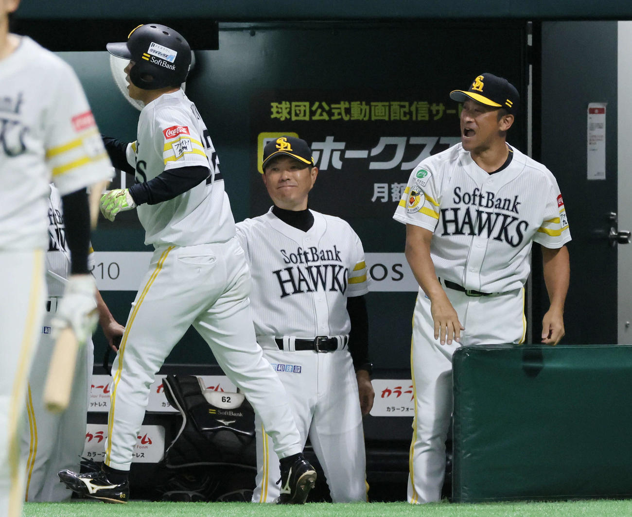 ソフトバンク対日本ハム　3回、先制のホームを踏んだ海野（左）を笑顔で出迎える小久保監督（中央）（撮影・加藤孝規）