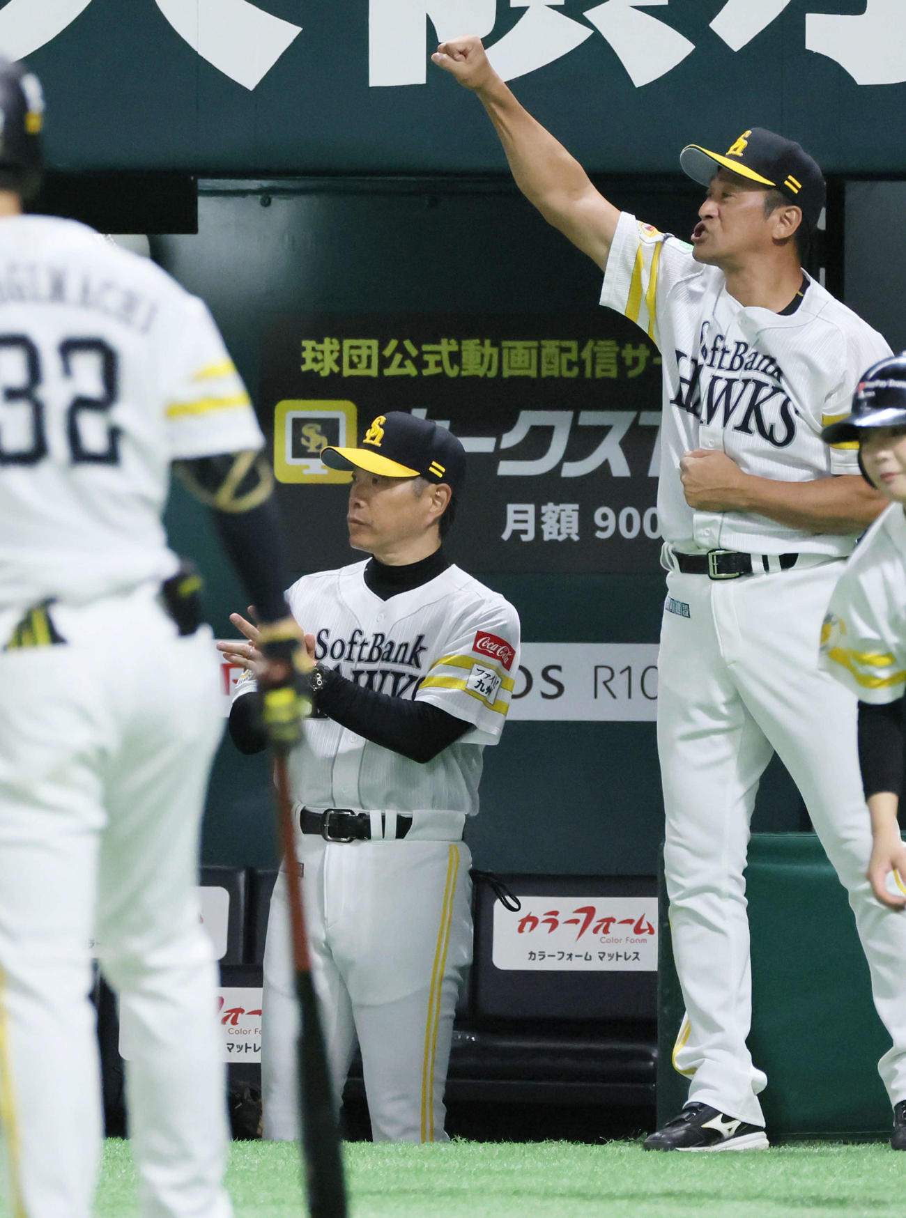 ソフトバンク対日本ハム　5回裏ソフトバンク2死満塁、川瀬の勝ち越しの右適時打を喜ぶ小久保監督（中央）（撮影・加藤孝規）
