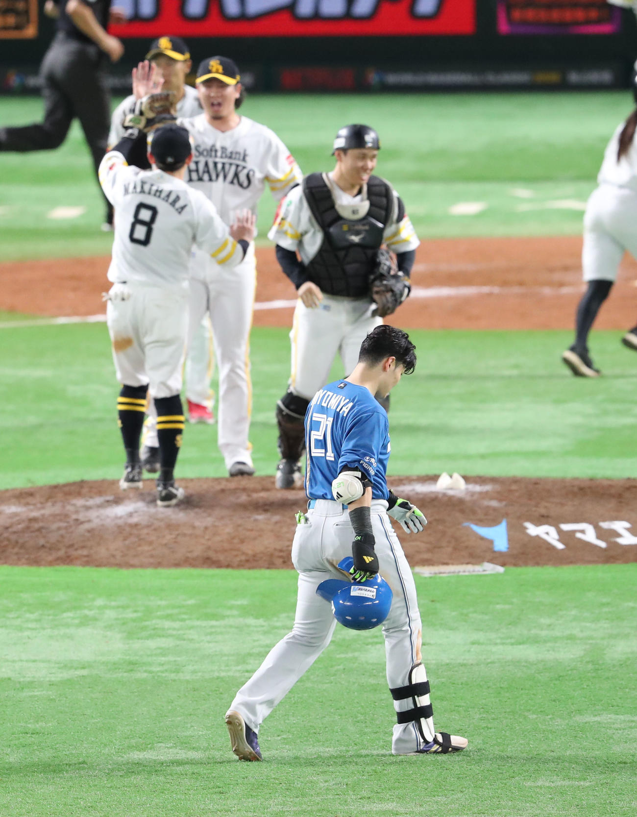 ソフトバンク対日本ハム　9回表日本ハム2死、最後の打者となった清宮幸はうなだれながら引き揚げる（撮影・梅根麻紀）