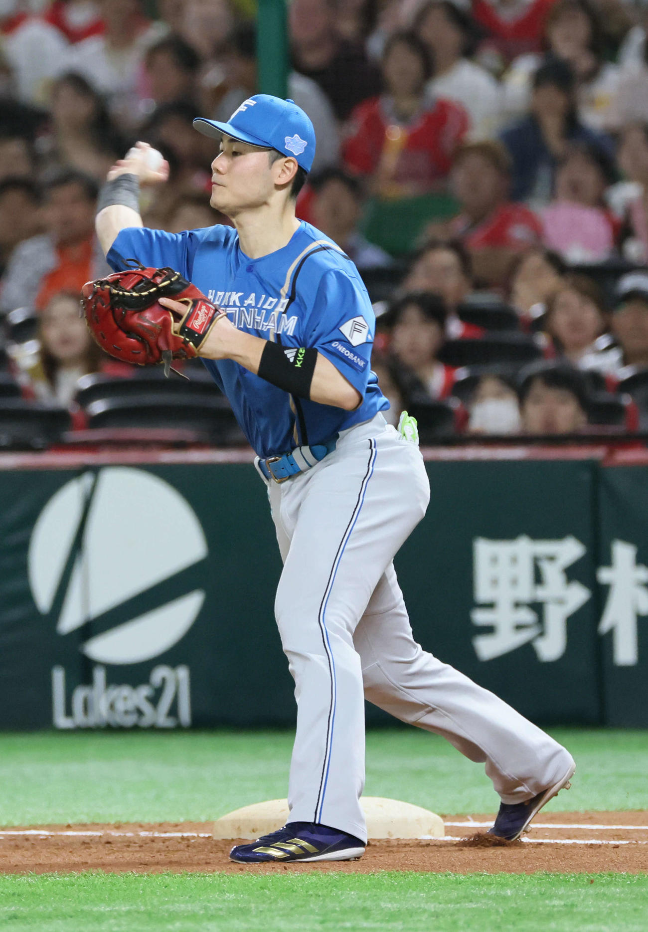 ソフトバンク対日本ハム　3回裏ソフトバンク1死一、二塁、周東の一ゴロで清宮幸が二塁へ悪送球（撮影・加藤孝規）