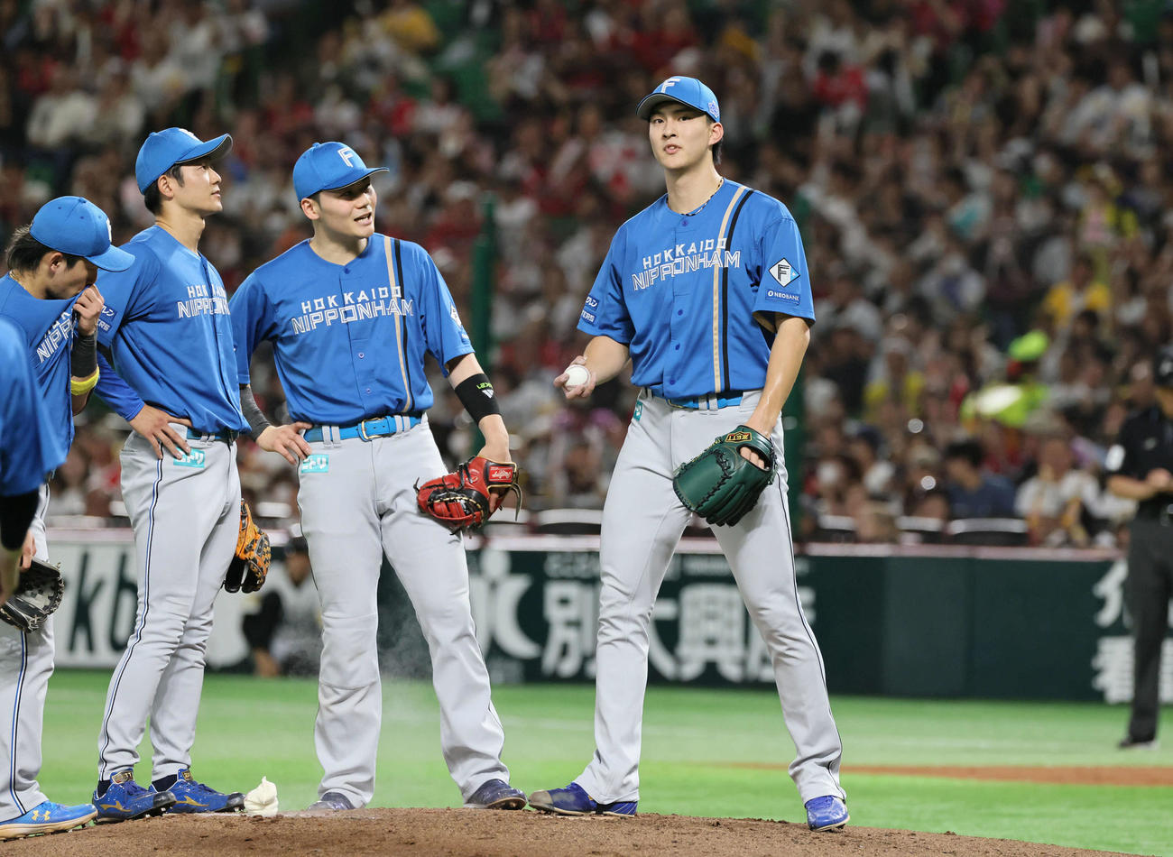 ソフトバンク対日本ハム　3回裏ソフトバンク1死一、二塁、清宮幸の悪送球から先制された達（右）（撮影・加藤孝規）