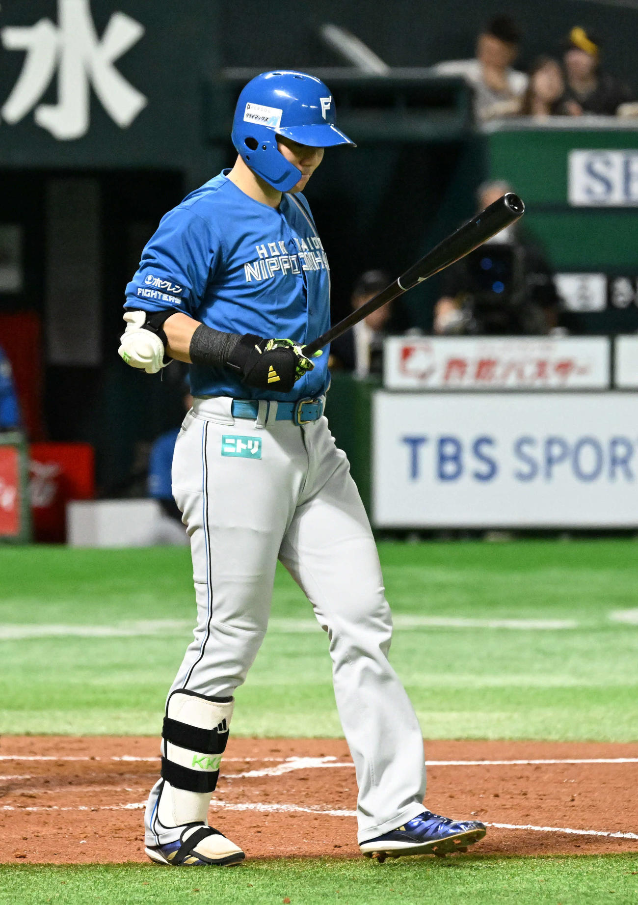 ソフトバンク対日本ハム　4回表日本ハム1死二塁、清宮は死球を受ける（撮影・林敢治）