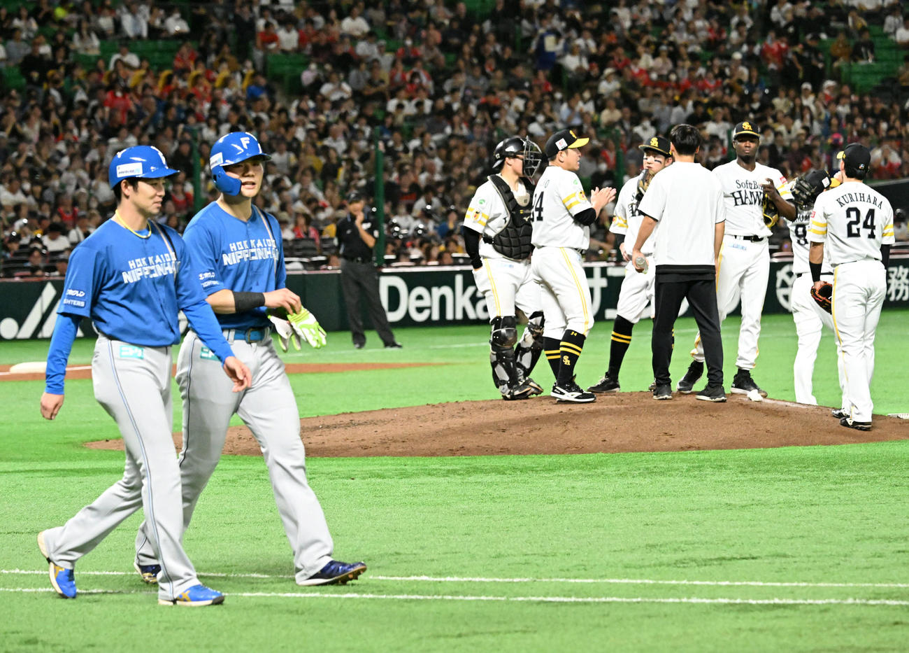 ソフトバンク対日本ハム　4回表日本ハム1死二塁、清宮（左から2番目）は死球を受ける（撮影・林敢治）