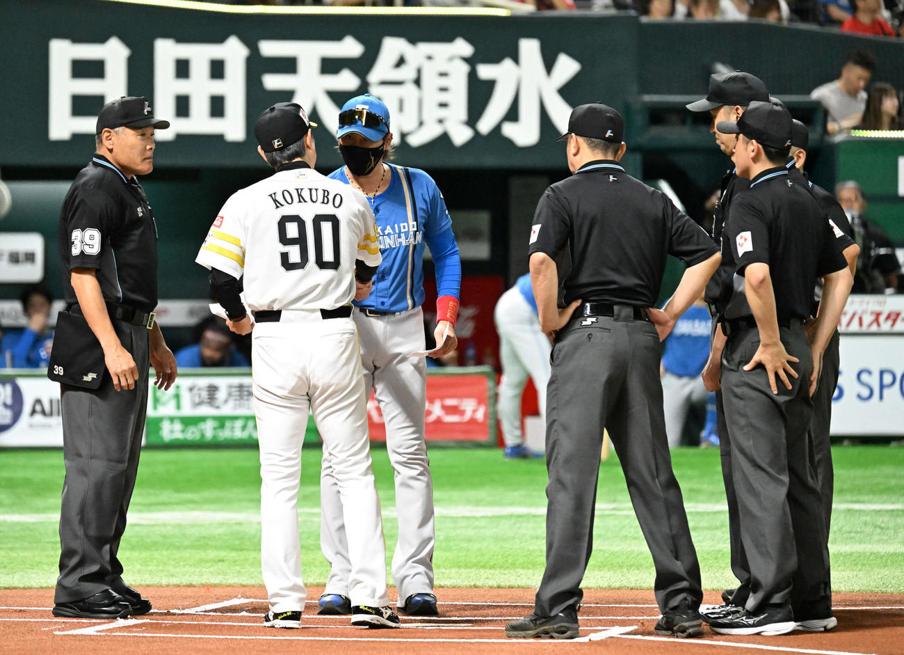 ソフトバンク対日本ハム　メンバー表交換で握手を交わす小久保監督（左から2番目）と新庄監督（撮影・林敢治）
