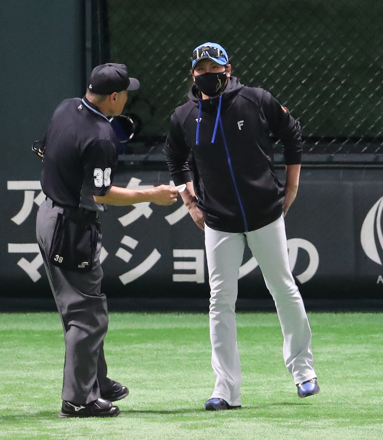 ソフトバンク対日本ハム　審判に選手交代を告げる新庄監督（撮影・梅根麻紀）