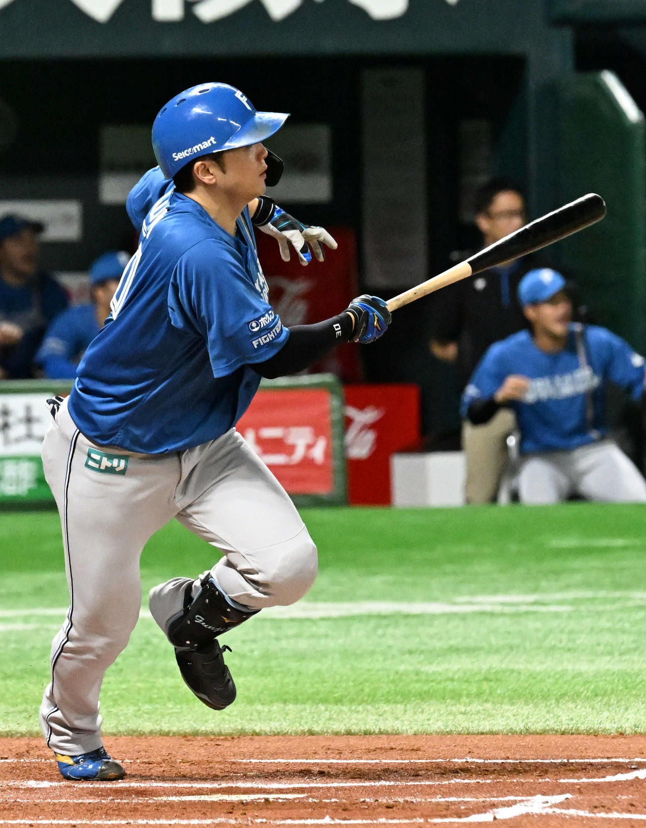 ソフトバンク対日本ハム　2回表日本ハム無死、郡司は中前に二塁打を放つ（撮影・林敢治）