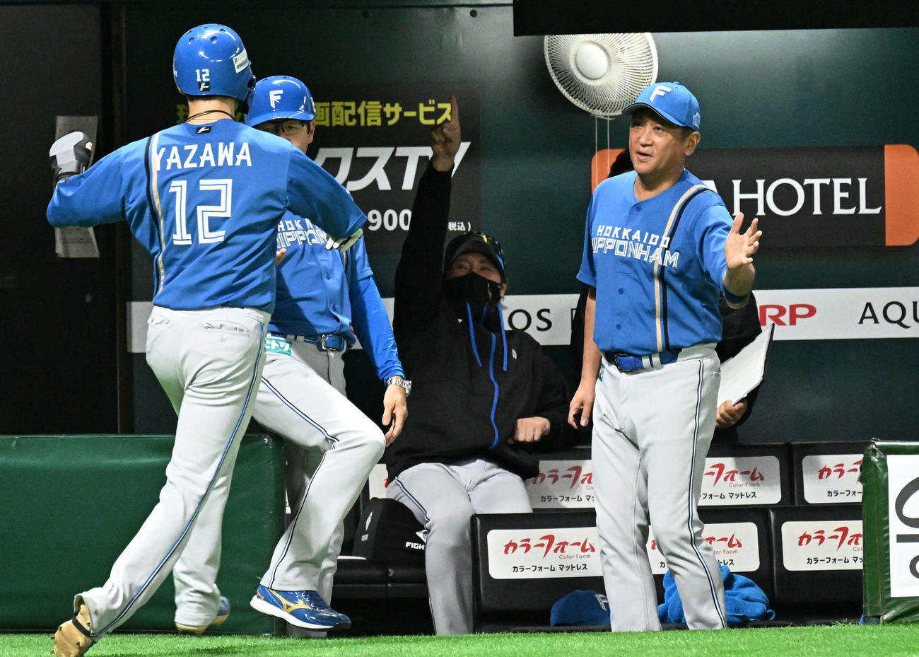 ソフトバンク対日本ハム　4回表日本ハム1死二塁、郡司の同点適時打二塁打にベンチで右手を突き上げる新庄監督（後方）（撮影・林敢治）