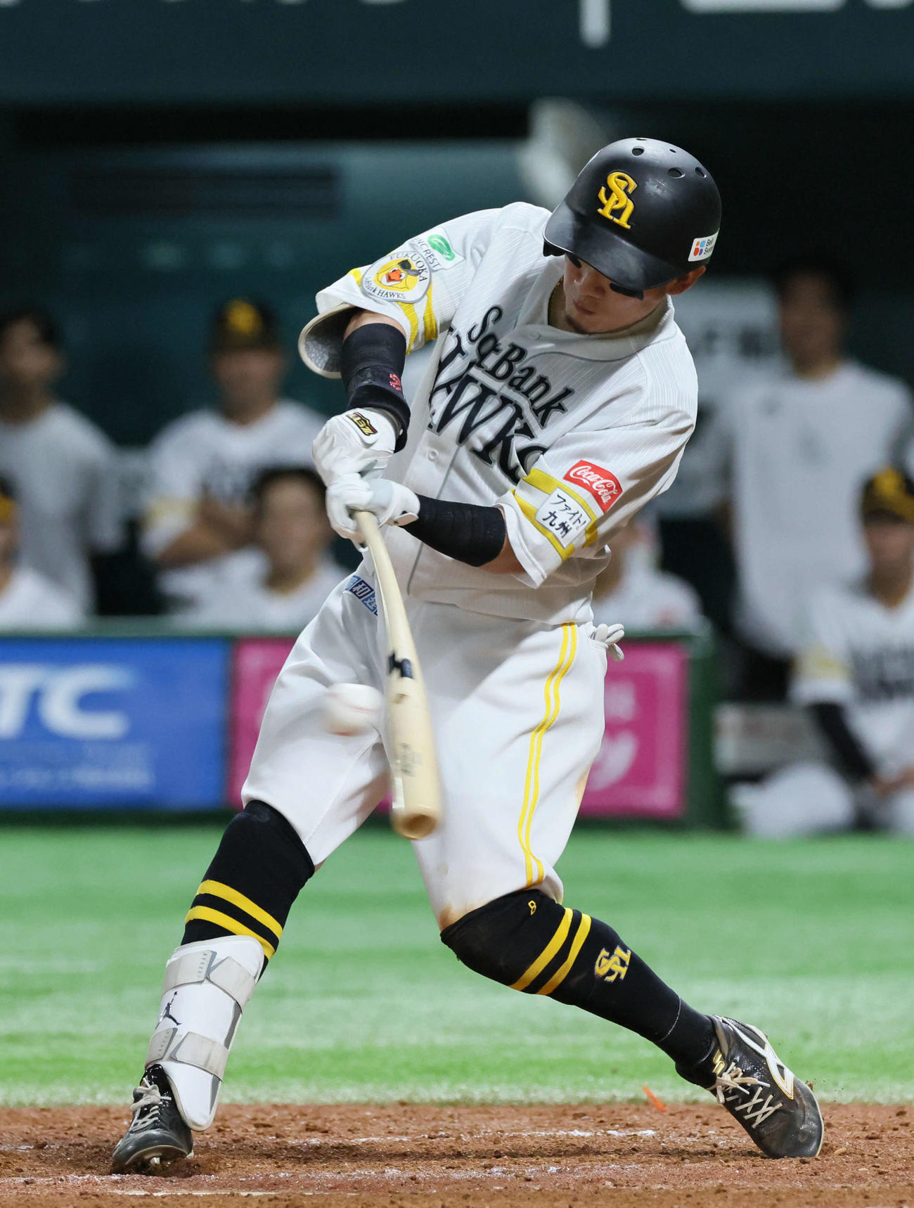 ソフトバンク対日本ハム　5回裏ソフトバンク2死一塁、牧原大は中前打を放つ（撮影・加藤孝規）
