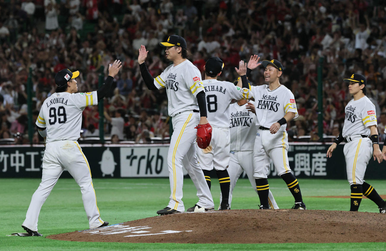 ソフトバンク対日本ハム　日本シリーズ進出を決めたソフトバンクナイン（撮影・加藤孝規）