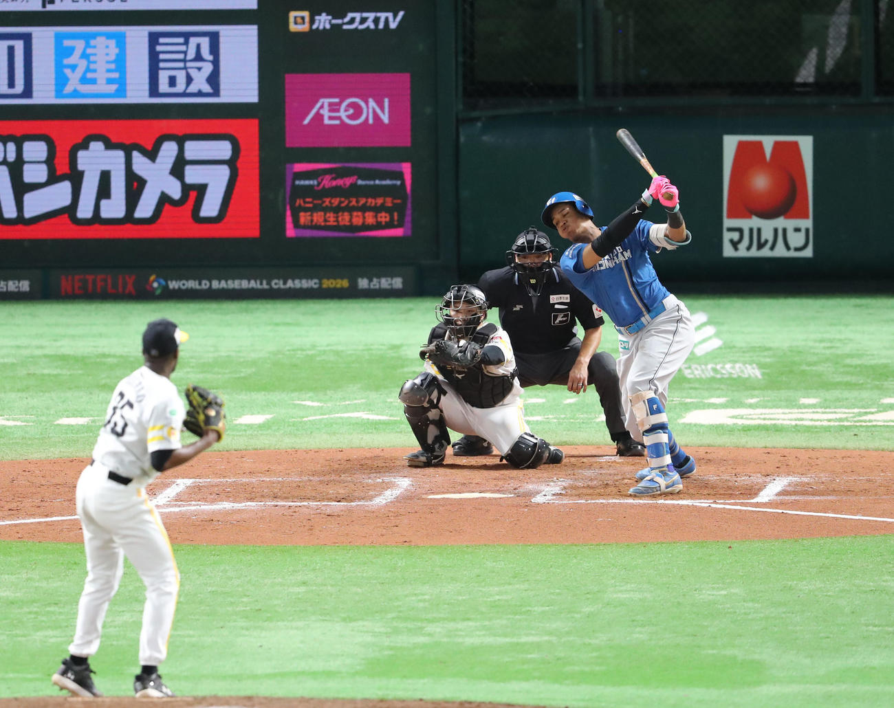 ソフトバンク対日本ハム　7回表日本ハム1死、万波は空振りの三振に終わる（撮影・梅根麻紀）