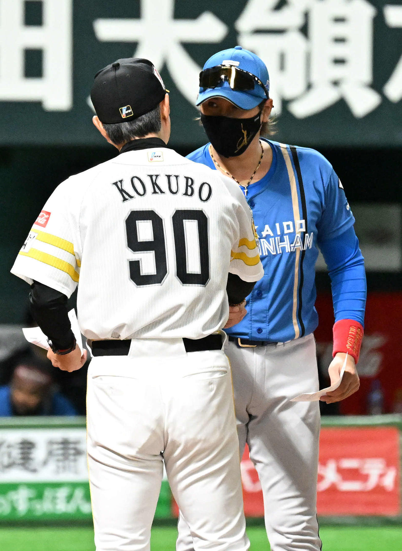 ソフトバンク対日本ハム　メンバー表交換で握手を交わす小久保監督（左）と新庄監督（撮影・林敢治）