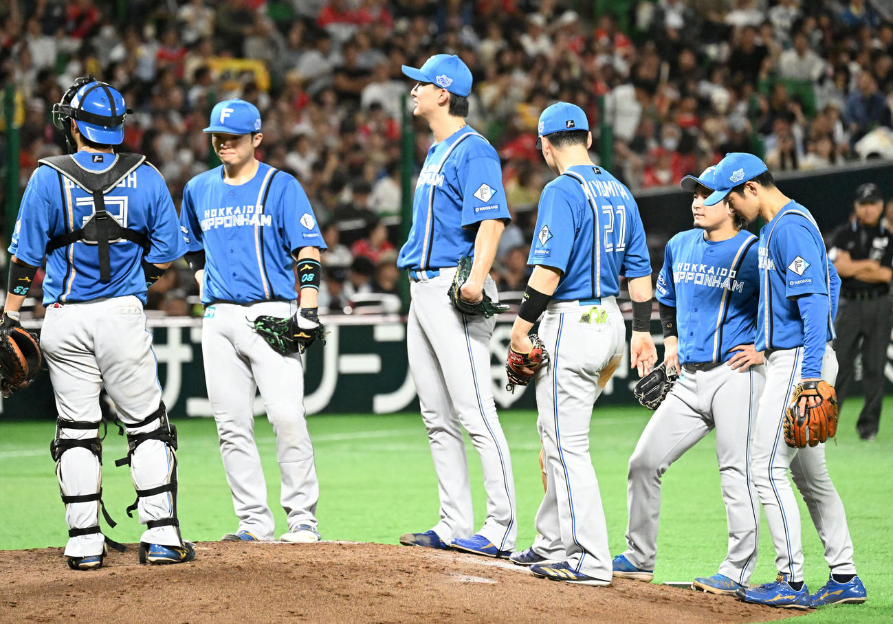 ソフトバンク対日本ハム　6回裏ソフトバンク2死一、二塁、降板する達（中央）（撮影・林敢治）