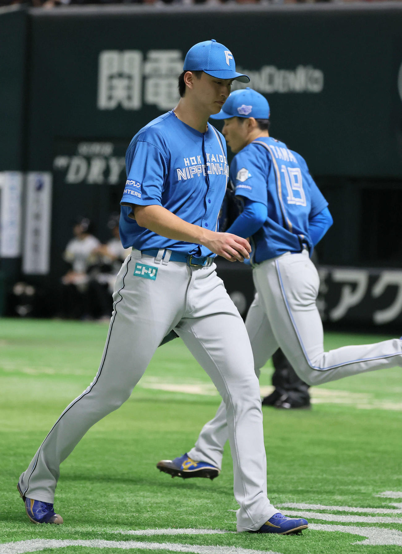 ソフトバンク対日本ハム　6回裏ソフトバンク2死二、三塁、降板する達。右は玉井（撮影・加藤孝規）