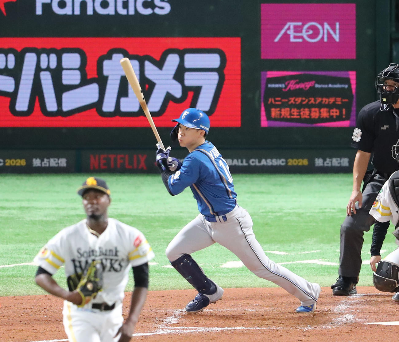 ソフトバンク対日本ハム　4回表日本ハム無死、矢沢は右越え二塁打を放つ（撮影・梅根麻紀）