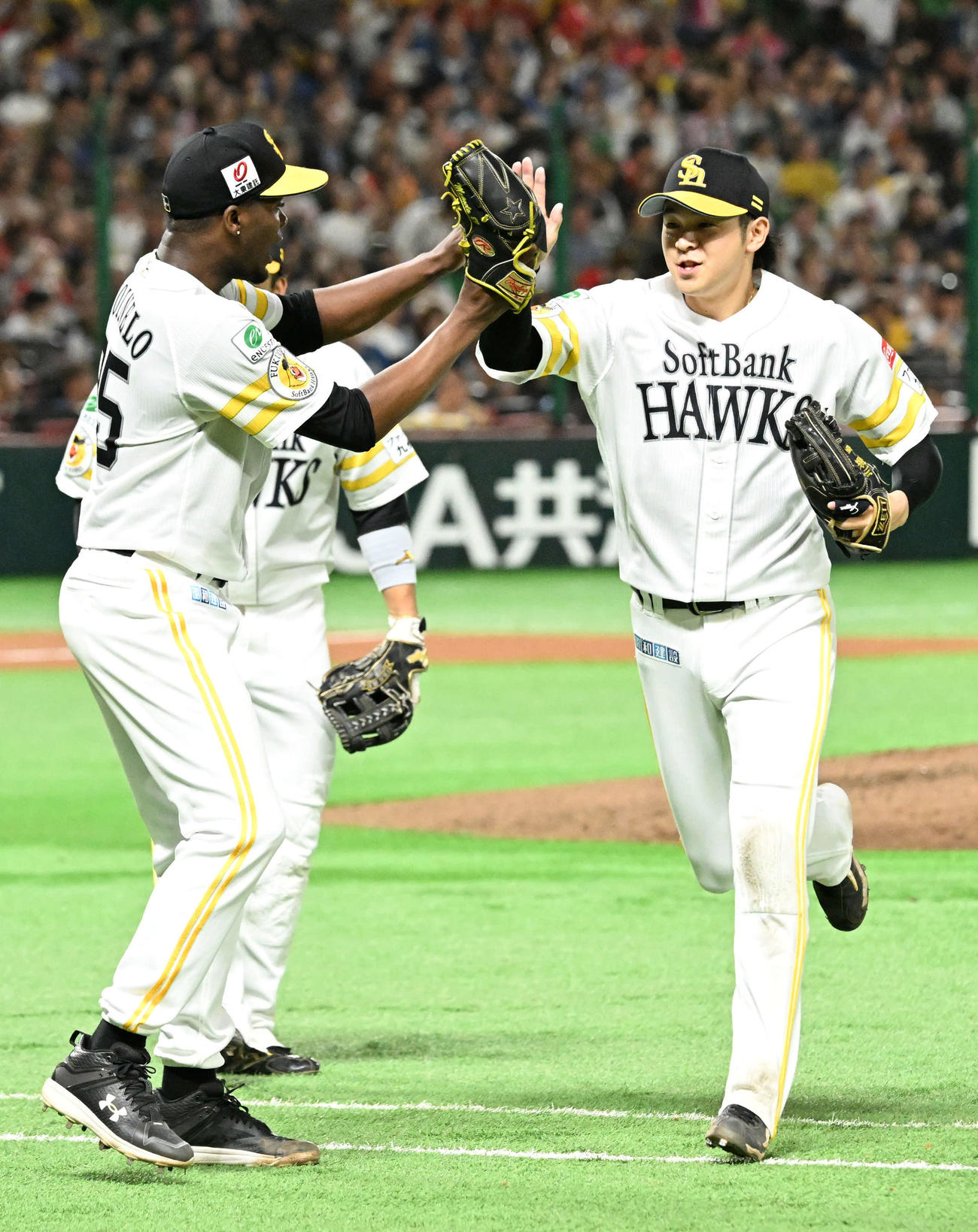 ソフトバンク対日本ハム　6回表終了後、タッチを交わすモイネロ（左）と川瀬（撮影・林敢治）