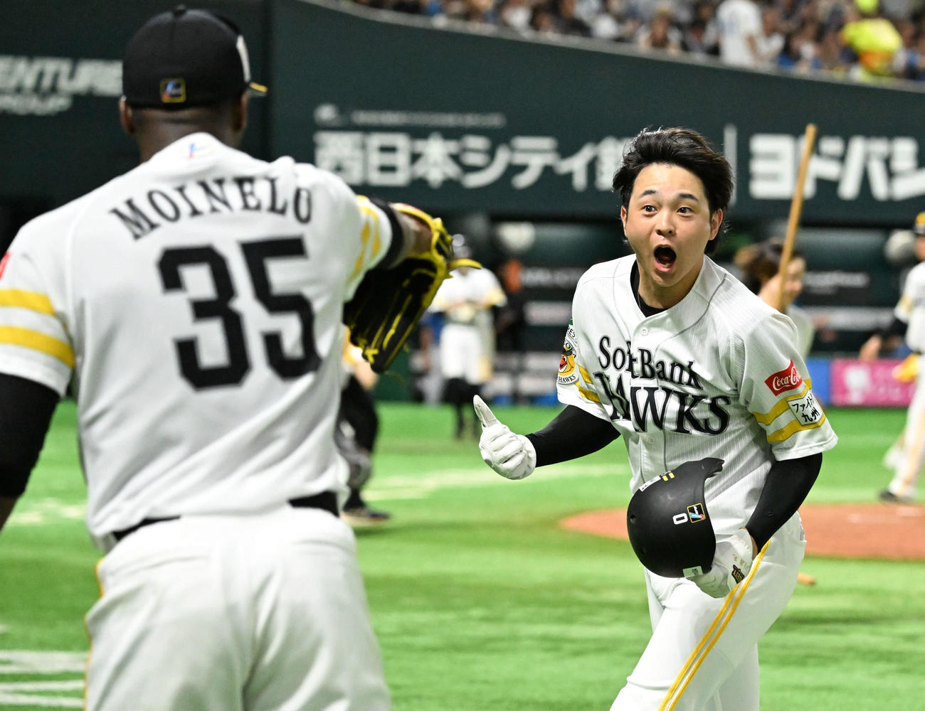 ソフトバンク対日本ハム　5回裏終了後、勝ち越し適時打を放った川瀬はベンチ前でモイネロ（背中）と歓喜する（撮影・林敢治）