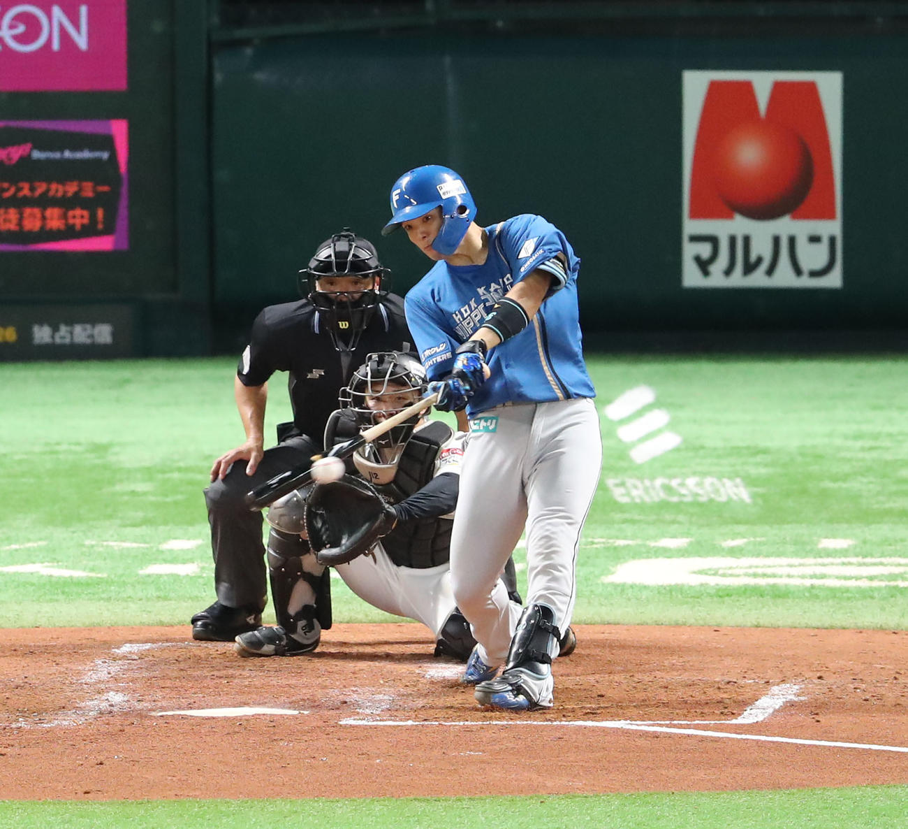 ソフトバンク対日本ハム　4回表日本ハム1死二塁、左線に同点適時二塁打を放つ郡司（撮影・梅根麻紀）