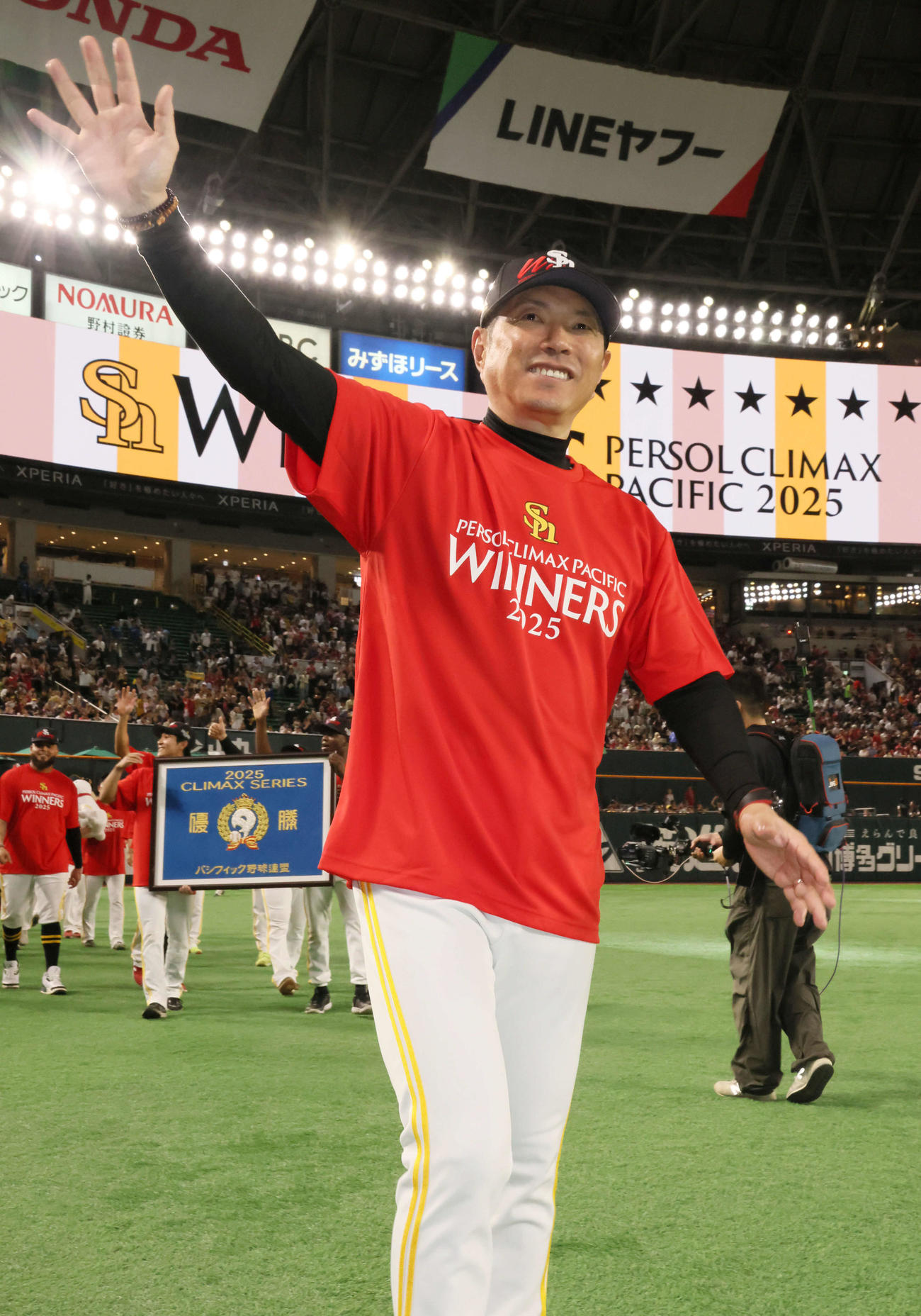場内一周するソフトバンク小久保監督とナイン（撮影・加藤孝規）