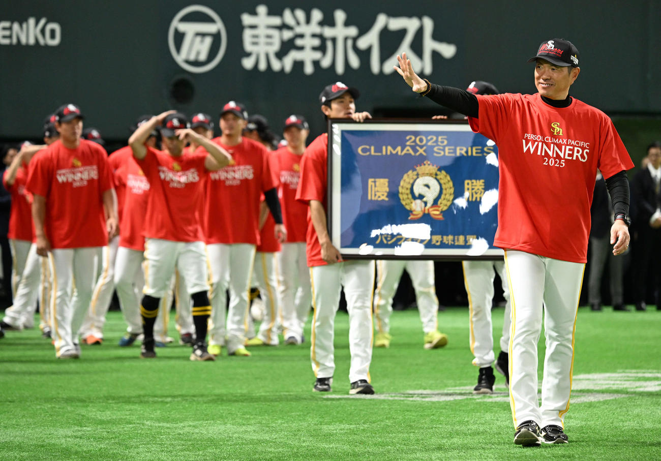 ソフトバンク対日本ハム　場内を一周する小久保監督（右）とナイン（撮影・林敢治）