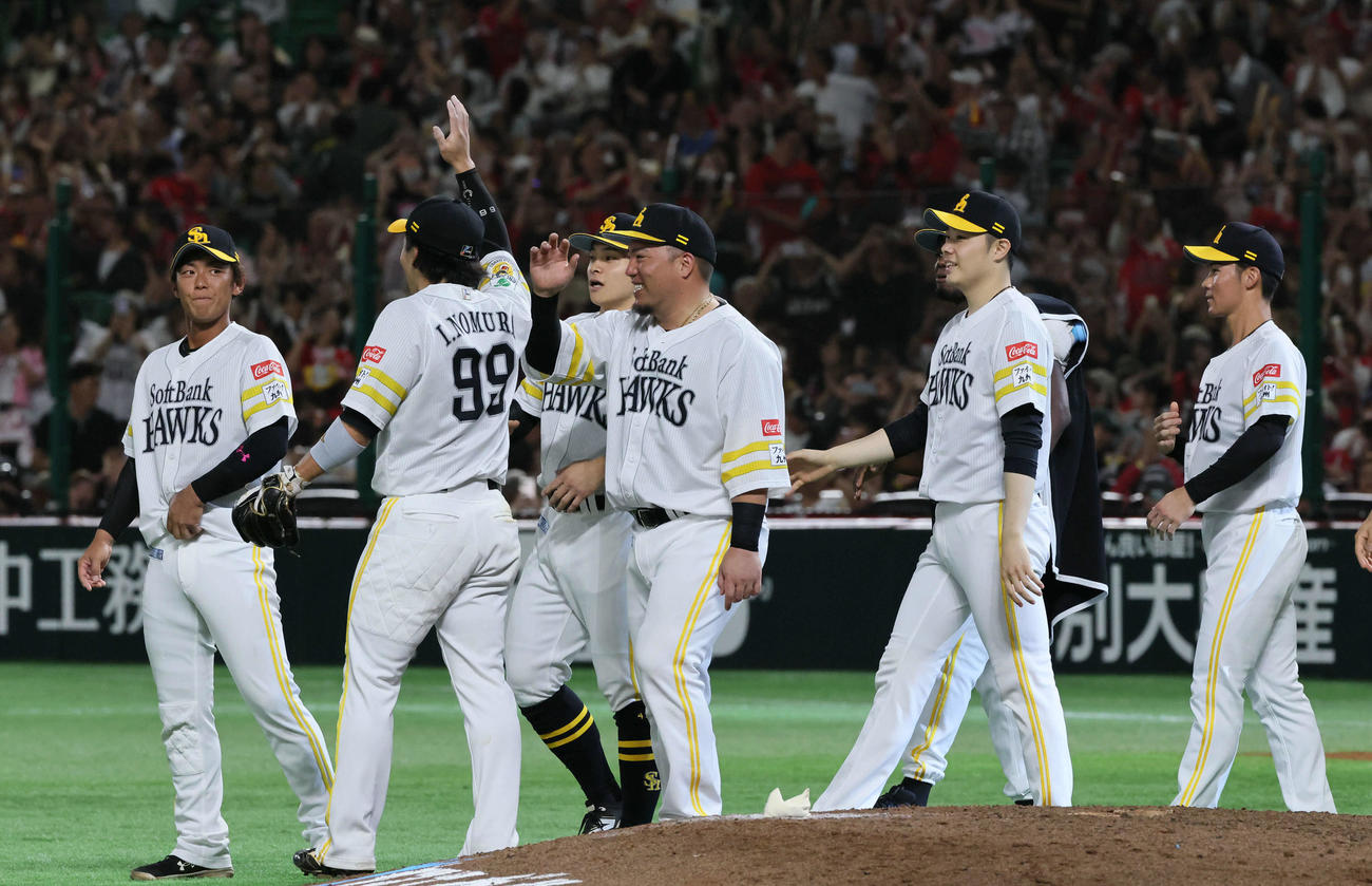 ソフトバンク対日本ハム　日本シリーズ進出を決めたソフトバンクナイン（撮影・加藤孝規）
