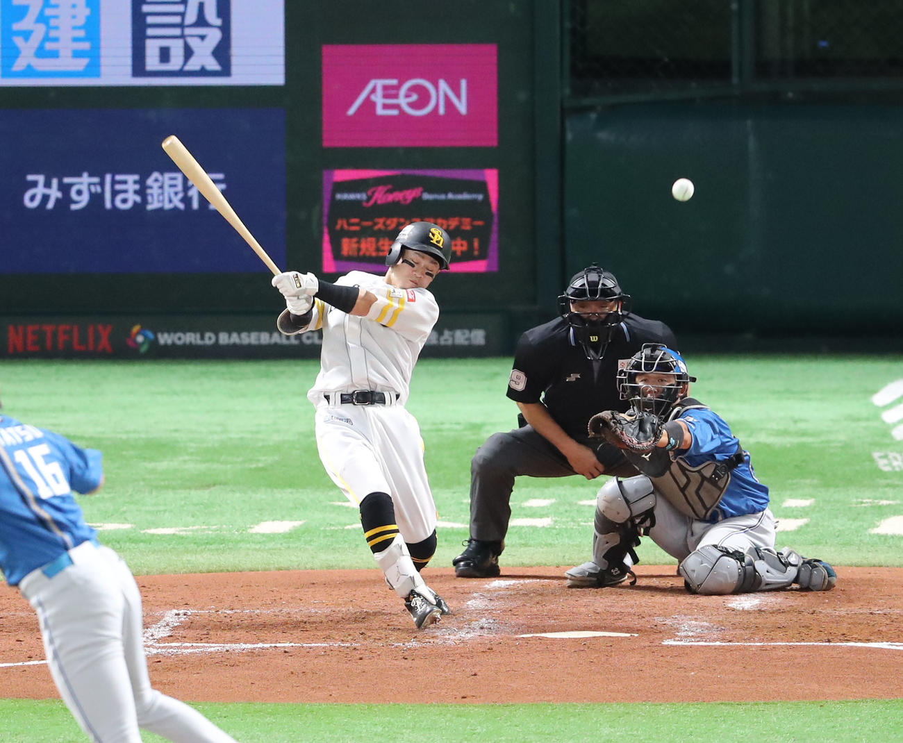 ソフトバンク対日本ハム　3回裏ソフトバンク1死一塁、牧原大は左前安打を放つ（撮影・梅根麻紀）