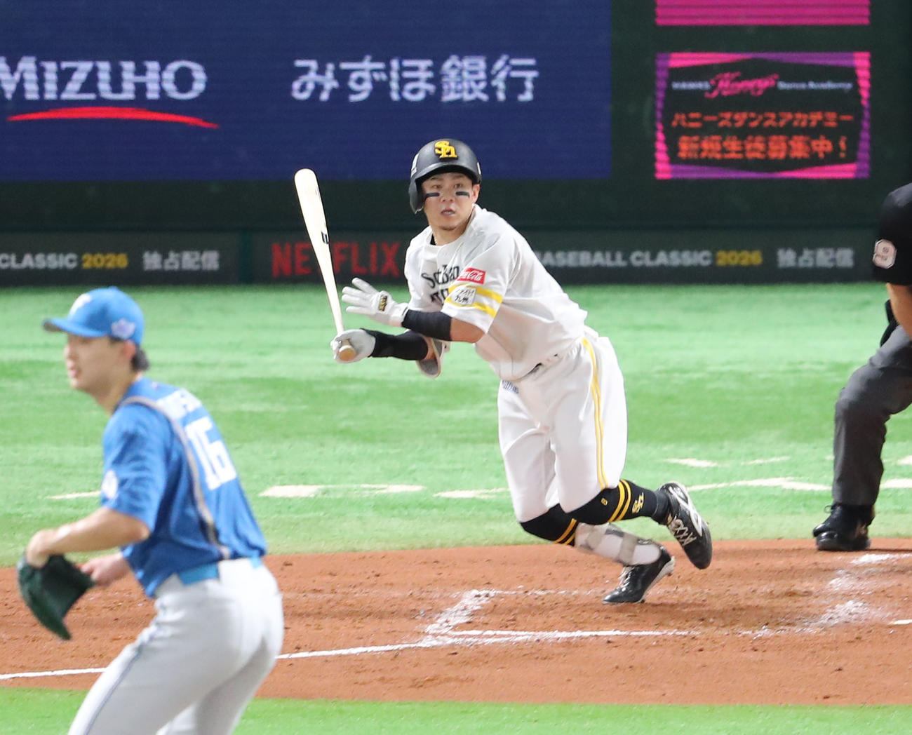 ソフトバンク対日本ハム　3回裏ソフトバンク1死一塁、牧原大は左前打を放つ。投手達（撮影・梅根麻紀）