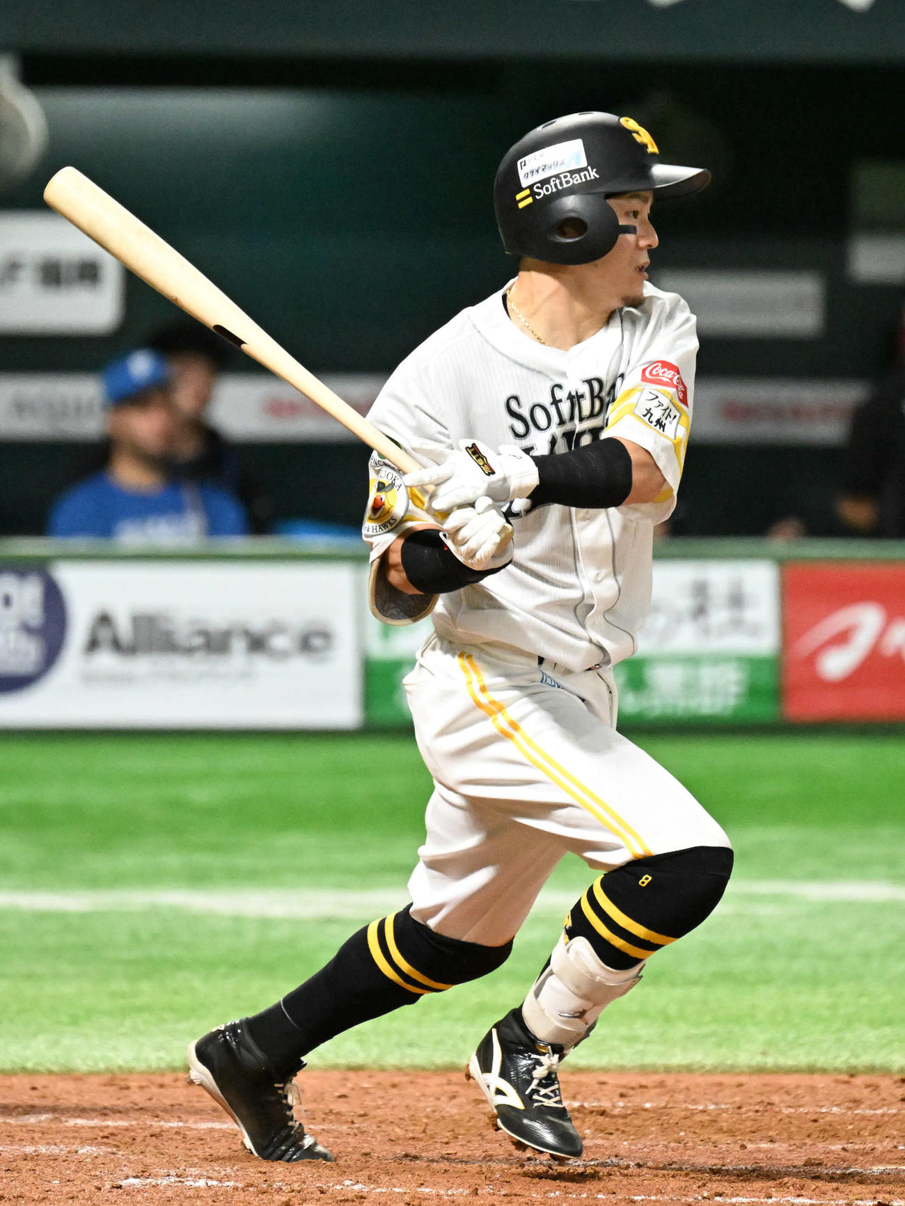 ソフトバンク対日本ハム　5回裏ソフトバンク2死一塁、牧原大は中前安打を放つ（撮影・林敢治）