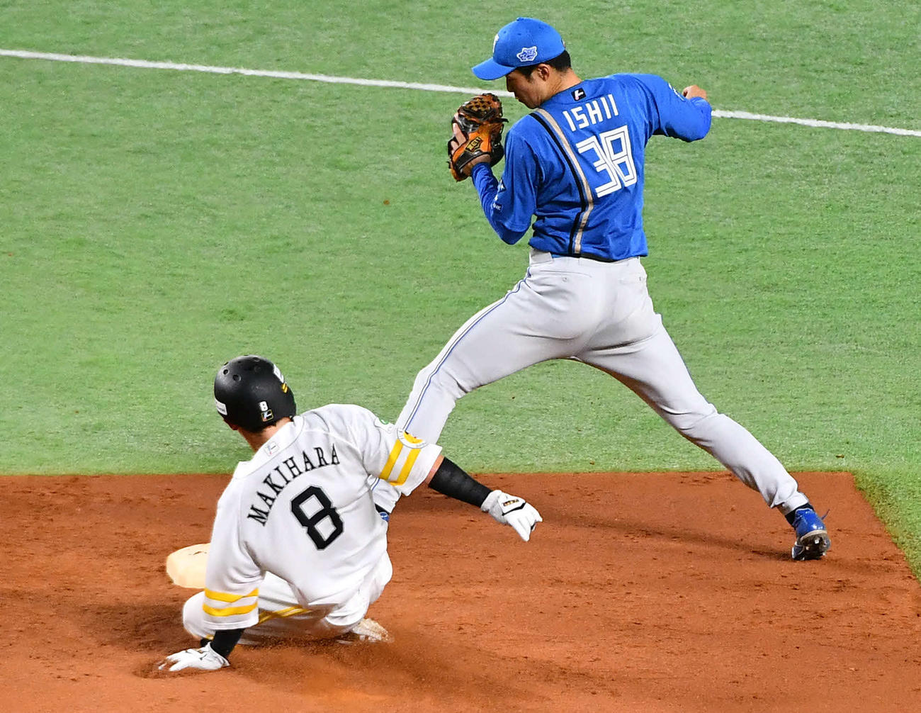 ソフトバンク対日本ハム　5回裏ソフトバンク2死一、二塁、周東の遊撃内野安打で一塁走者の牧原大（左）は二塁セーフとなる（撮影・岩下翔太）