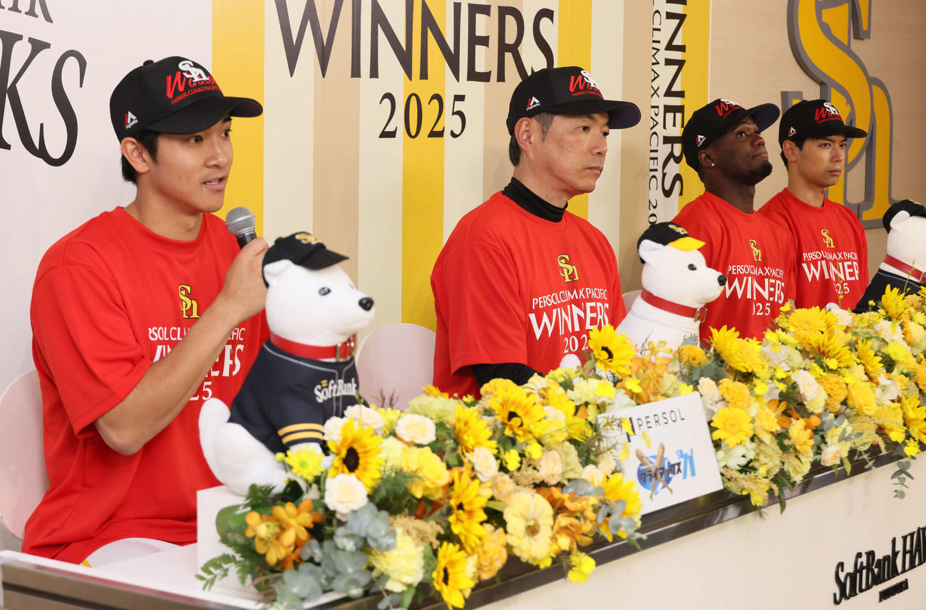 ソフトバンク対日本ハム　会見する左から柳町、小久保監督、・モイネロ（撮影・加藤孝規）