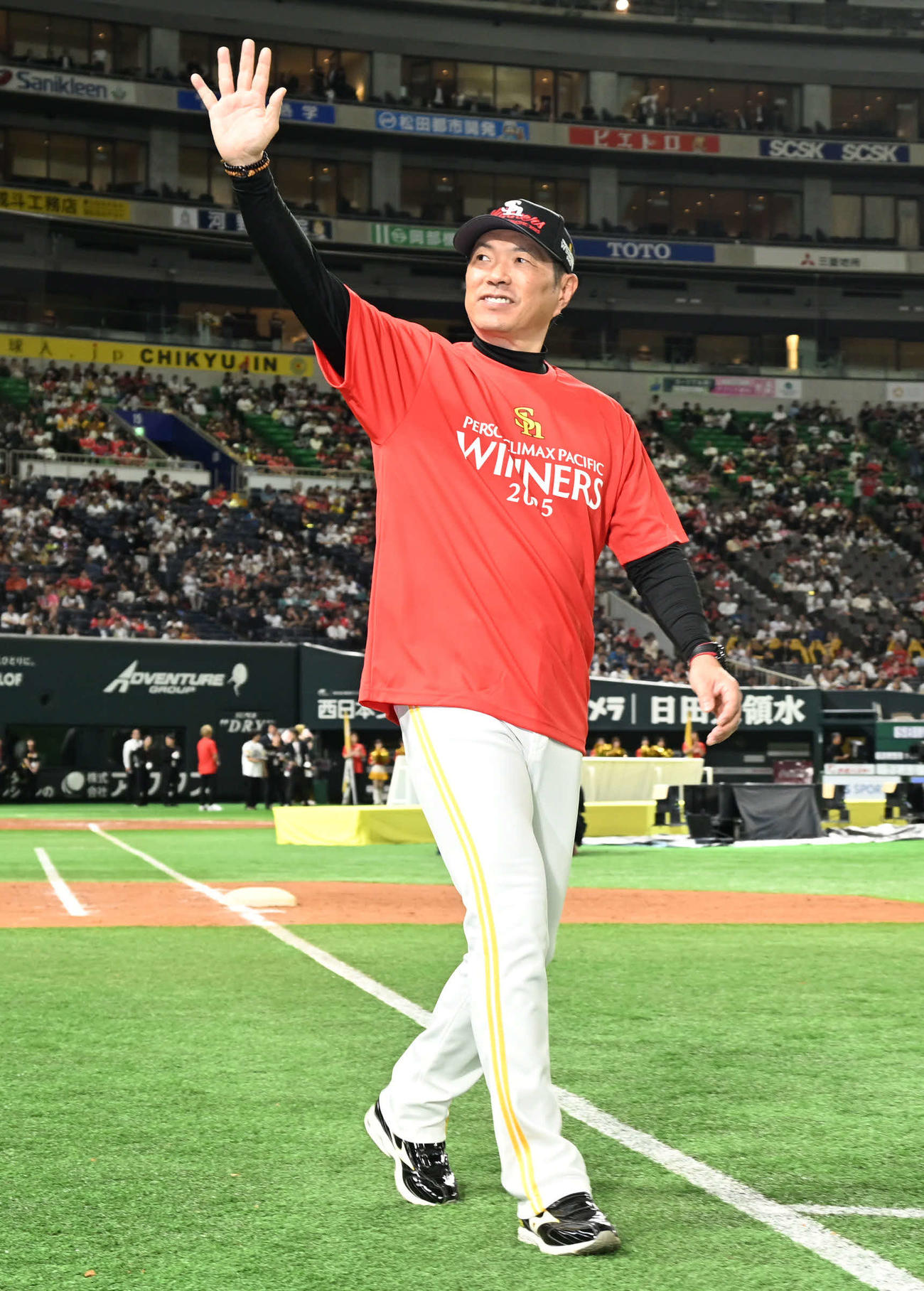 ソフトバンク対日本ハム　場内を一周する小久保監督（撮影・林敢治）