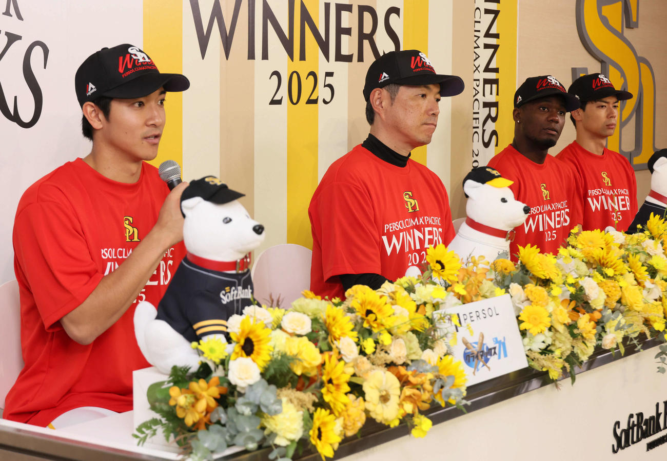 ソフトバンク対日本ハム　会見する左から柳町、小久保監督、・モイネロ（撮影・加藤孝規）
