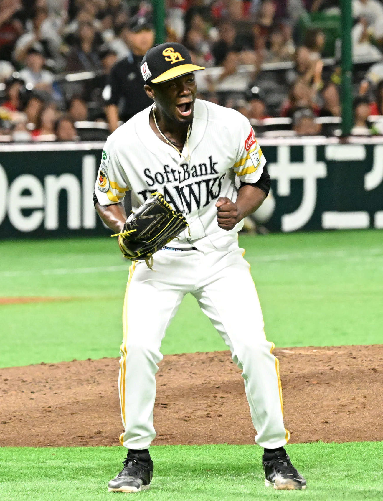 ソフトバンク対日本ハム　6回表日本ハム2死、郡司を遊ゴロに仕留め雄たけびを上げるモイネロ（撮影・林敢治）